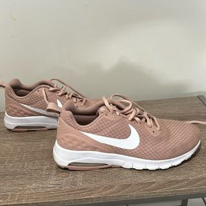 Nike Max motion, women’s pink sneaker size 8